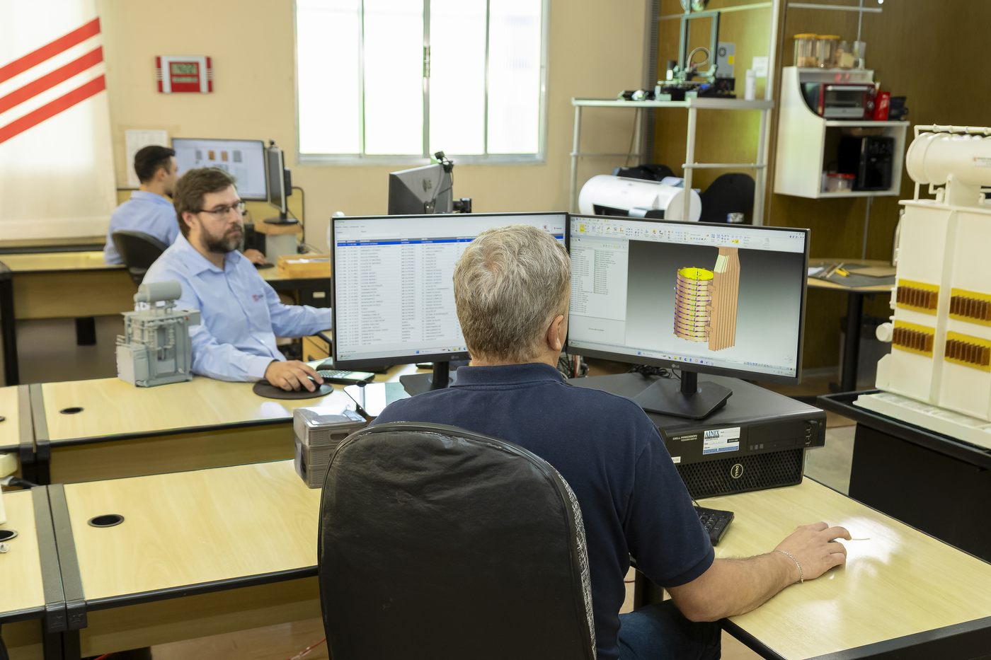 Equipe de engenharia da Densitel trabalhando em projeto técnico de transformador