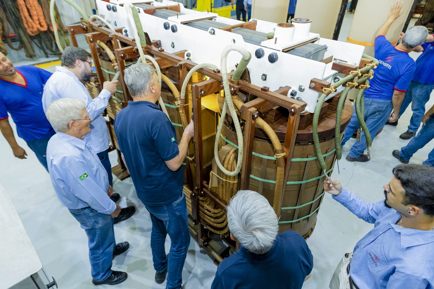Equipe técnica da Densitel realizando reforma e reparo de transformador